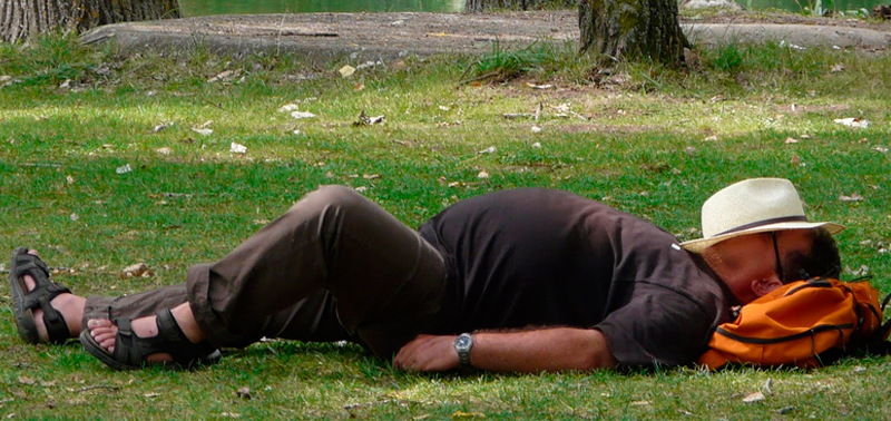 La gente se echa la siesta en cualquier sitio